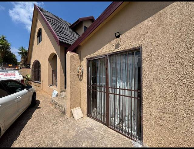 4 BEDROOM HOUSE FOR SALE IN SOPHIATOWN
